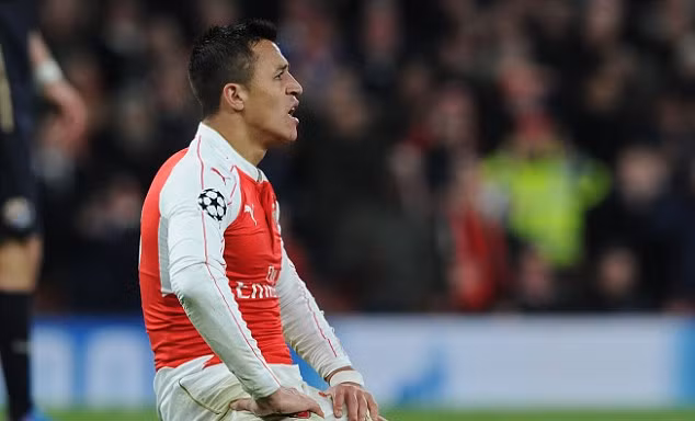 Alexis Sanchez bị đau ở bắp đùi.
