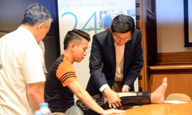Bác sĩ Tan Jee Lim nói về quá trình phẫu thuật cho Anh Khoa.