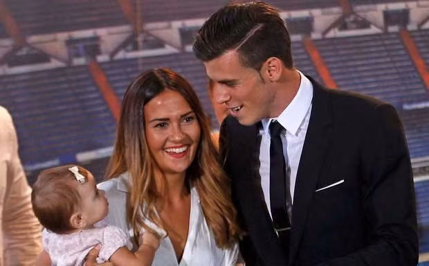 Bale và hôn thê Emma Rhys-Jones.