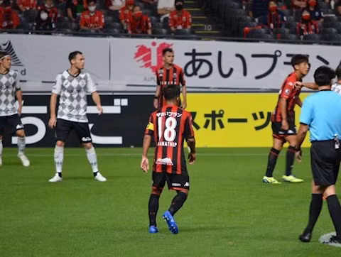 Chanathip Songkrasin lần đầu tiên đeo băng thủ quân tại Consadole Sapporo.