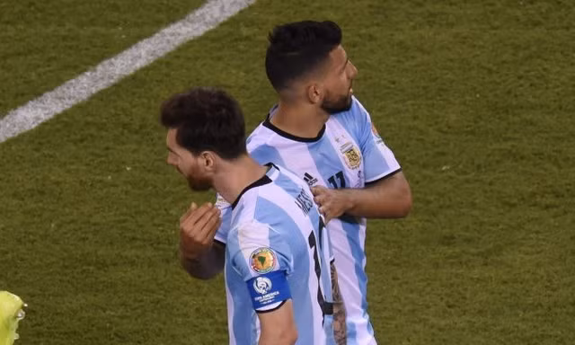 Aguero sẽ theo chân Messi chia tay đội tuyển.