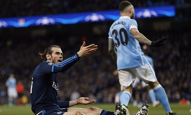 Bale cho rằng mình đã bị Otamendi phạm lỗi trong vòng cấm.