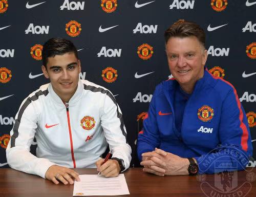 Andreas Pereira đặt bút ký vào bản hợp đồng gia hạn thêm 3 năm.