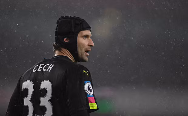 Petr Cech mắc sai lầm nghiêm trọng trong trận đấu với Chelsea.