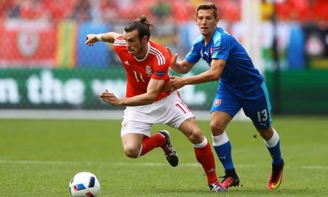 Bale và các đồng đội sẽ nhận thưởng 3 triệu bảng nếu đánh bại tuyển Anh.