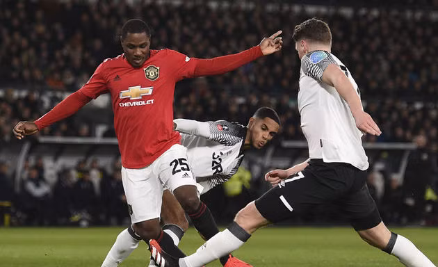 Odion Ighalo tỏa sáng giúp M.U đoạt vé vào tứ kết FA Cup.