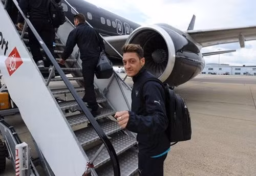 Ozil hý hửng vì được đi máy bay tới Norwich.