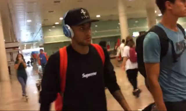 Neymar bất ngờ trở lại Barcelona.