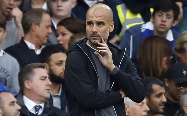 HLV Pep Guardiola thất vọng khi Man City thua ngược M.U.