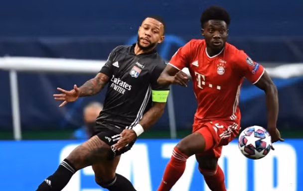 Alphonso Davies khiến Memphis Depay "tắt điện" ở trận đấu rạng sáng nay.
