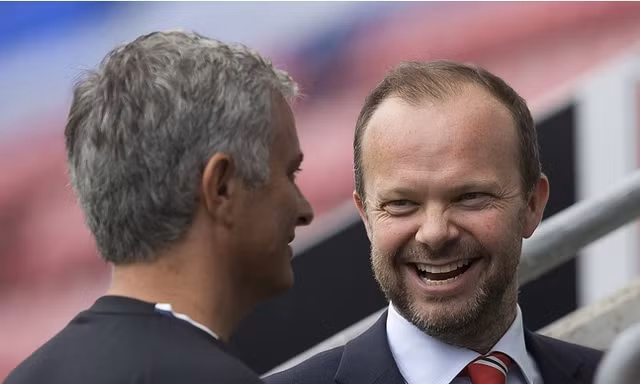 HLV Jose Mourinho cầu cạnh Phó chủ tịch Ed Woodward khi bị CĐV nhà quay lưng.