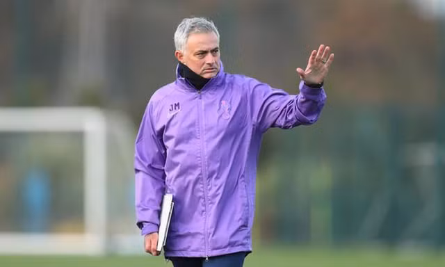 HLV Jose Mourinho không hài lòng với đội hình hiện tại của Tottenham.