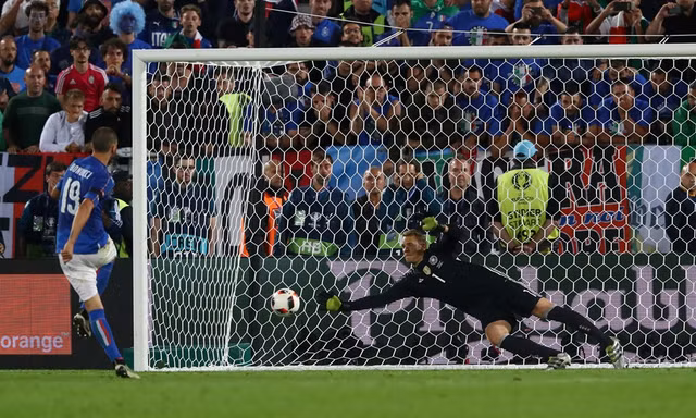 Neuer đẩy thành công quả đá của Leonardo Bonucci.