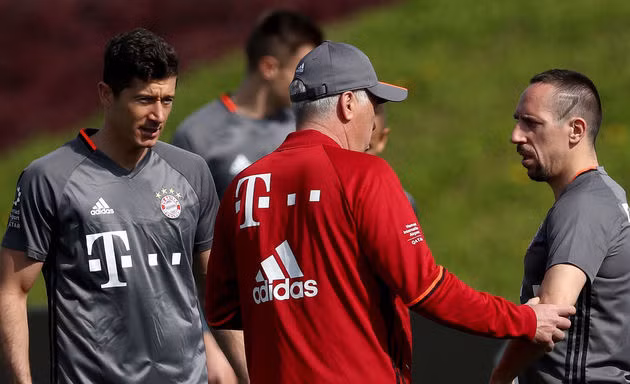 HLV Ancelotti khẳng định Lewandowski sẽ không rời Bayern Munich.