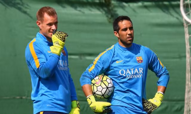 Claudio Bravo (phải) đồng ý gia nhập Man City.