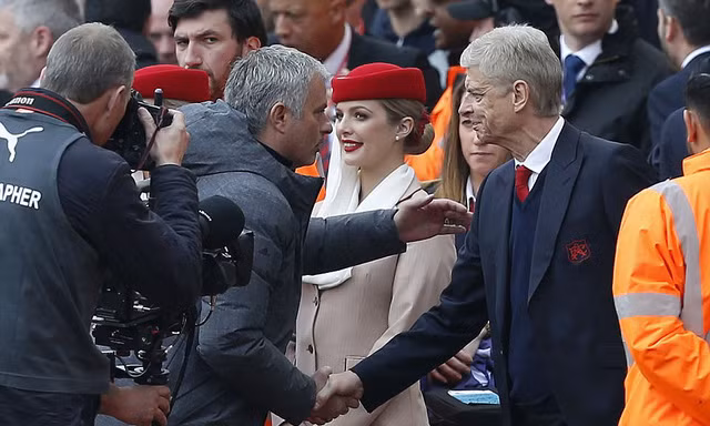 Hạ M.U, Wenger nhận 'quà đặc biệt' từ CĐV Arsenal
