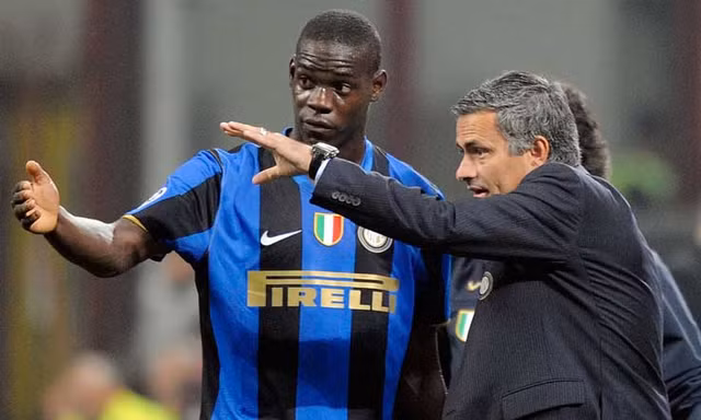 Balotelli nhờ HLV Mourinho tư vấn tương lai.