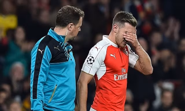 Ramsey dính chấn thương tương đối nặng. 