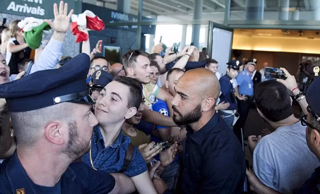 Ngay sau khi thất bại trước đội tuyển Đức ở tứ kết Euro 2016, đội tuyển Italy đã ngay lập tức rời nước Pháp để trở về quê nhà.
