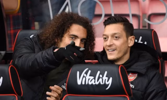 Matteo Guendouzi và Mesut Ozil là những người đồng đội thân thiết ở Arsenal.