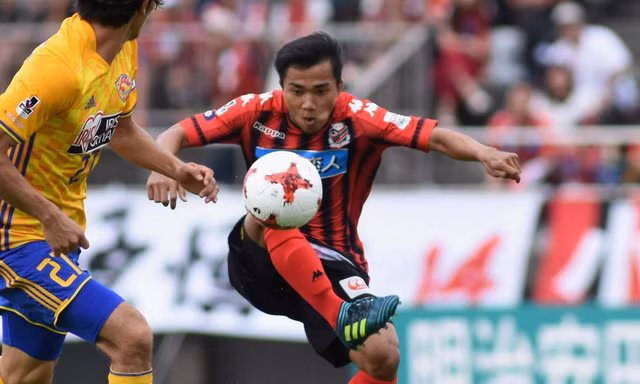 Chanathip Songkrasin thi đấu ấn tượng trong màu áo CLB Consadole Sapporo.