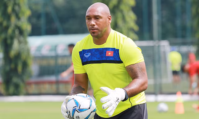 HLV thủ môn Jason Brown bất ngờ chia tay bóng đá Việt Nam.