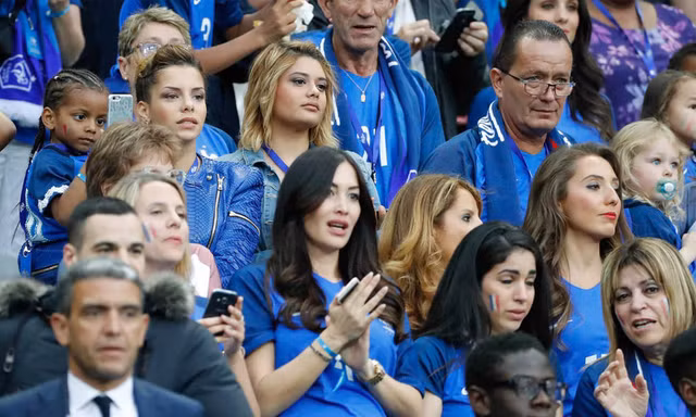 Sidonie Biemont ôm bụng bầu tới sân cổ vũ chồng ở EURO 2016
