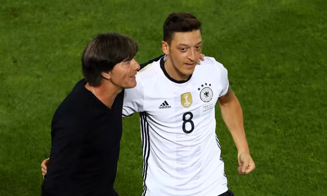 HLV Joachim Loew chia vui cùng Mesut Ozil.