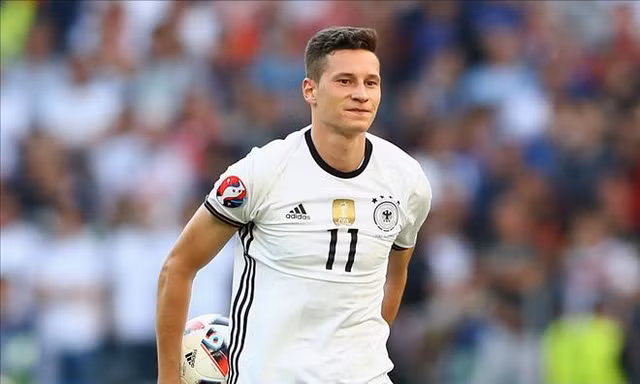 Julian Draxler thường xịt nước hoa trước mỗi trận đấu để cầu mong sự may mắn.