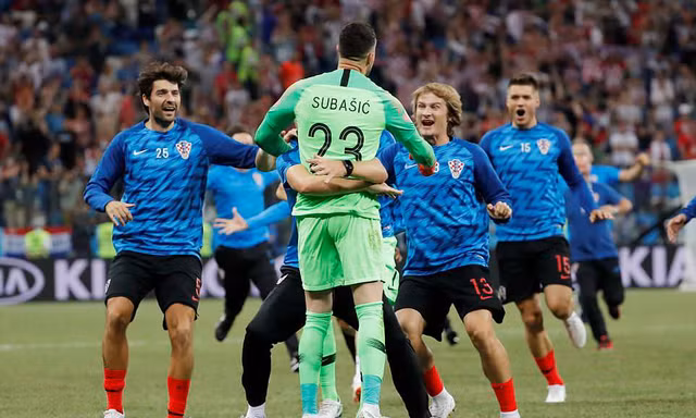 Thủ môn Croatia cản phá thành công 3 cú sút penalty, giúp đội nhà giành vé vào tứ kết.