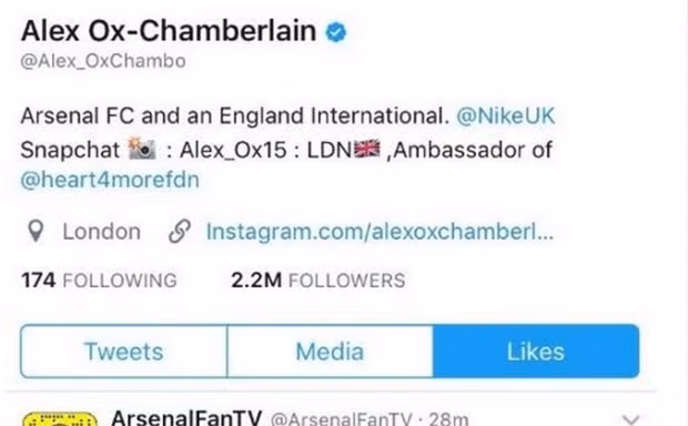 Alex Oxlade-Chamberlain đã bấm “like” một dòng bình luận kêu gọi Arsenal sa thải Arsene Wenger.