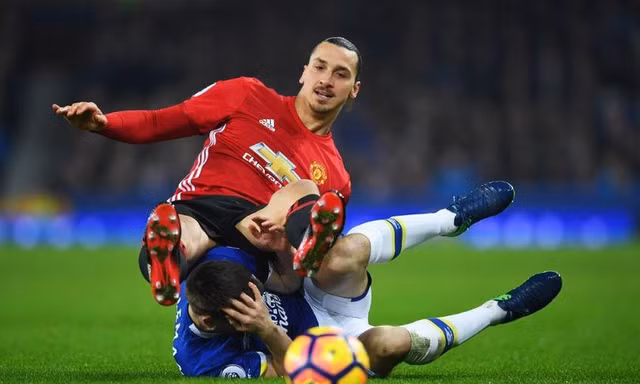 Tình huống Ibrahimovic va chạm cực mạnh với Coleman.
