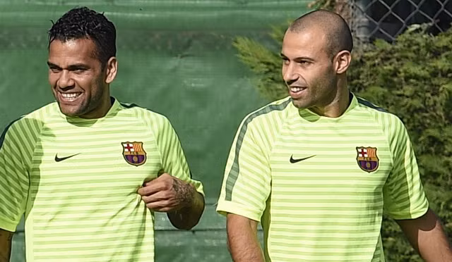 Alves và Mascherano đã đạt được thỏa thuận rời Barcelona.