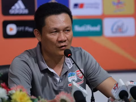 HAGL thua trận, HLV Nguyễn Quốc Tuấn đổ lỗi cho mặt sân.