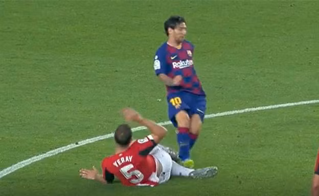 Pha vào bóng thô bạo của Messi với Yeray.