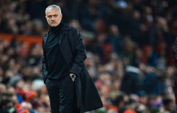 HLV Jose Mourinho bức xúc với trọng tài và công nghệ VAR.