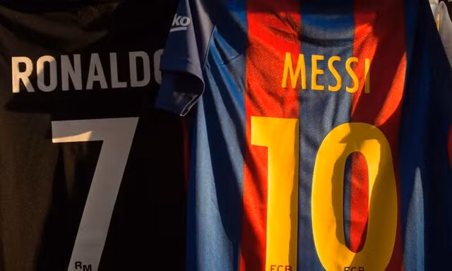 Lionel Messi và Cristiano Ronaldo tiếp tục đứng đầu về thu nhập trong giới bóng đá.