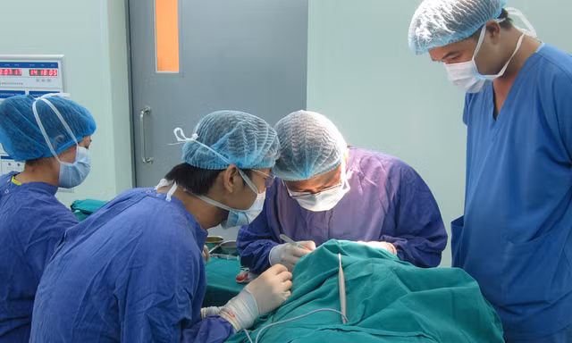 Thay thành công khớp háng cho cụ bà 98 tuổi