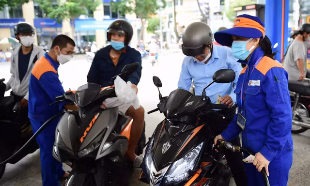 Giá xăng ngày mai có thể giảm mạnh, về hơn 20.000 đồng/lít