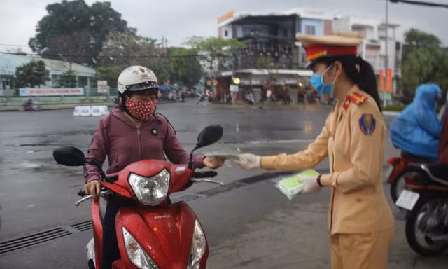 Đoàn thanh niên Công an TP. Tam Kỳ phát khẩu trang miễn phí 
