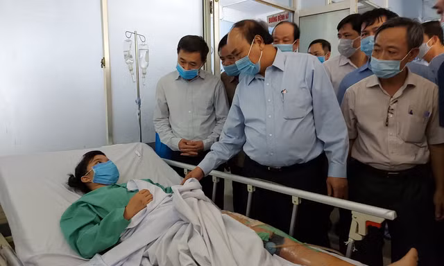 Thủ tướng Chính phủ Nguyễn Xuân Phúc thăm hỏi, động viên nạn nhân vụ sạt lở Trà Leng đang điều trị tại Bệnh viện Đa khoa Quảng Nam. Ảnh Hoài Văn
