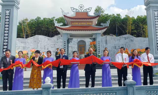 Thủ tướng dự lễ và cắt băng khánh thành công trình tôn tạo,nâng cấp Di tích lịch sử đền thờ liệt sĩ Núi Quế - Anh Linh Đài. ảnh T.C.Đ