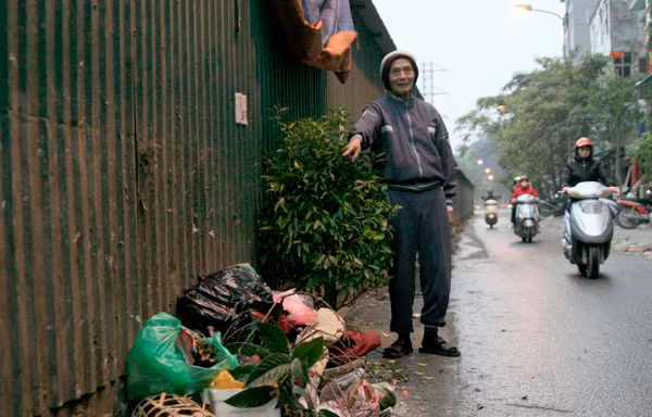 Ông Phùng Văn Đôn, người dân tại phố Mới ngã tư Sở (Đống Đa) nhiều lần gửi lên các cấp chính quyền, nhưng đến nay vẫn chưa nhận được hồi âm