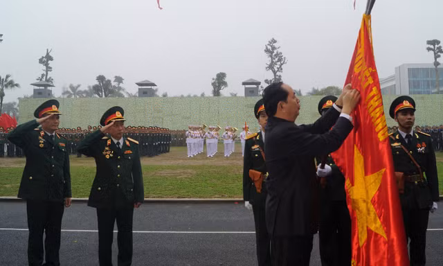 Chủ tịch nước Trần Đại Quang gắn Huân chương Quân công hạng Nhất lên lá cờ Quyết thắng của Binh chủng Đặc công.