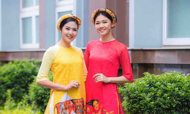 Á hậu Thanh Tú nổi bật với chiều cao 1m80 khi 'đọ sắc' Ngọc Hân