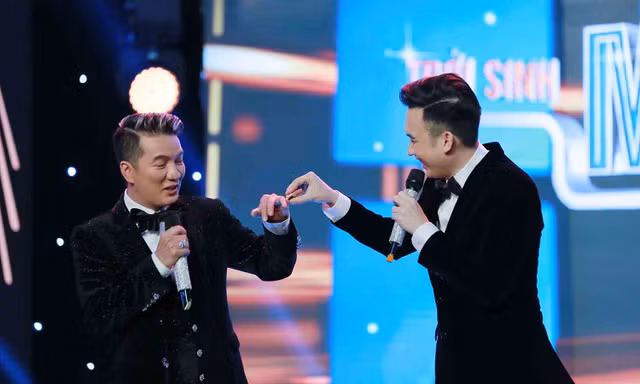 Dương Triệu Vũ ngượng ngùng trao nhẫn cho Mr. Đàm trên sân khấu