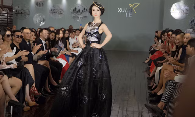 MC Thanh Mai sang trọng yêu kiều làm vedette ở tuổi 45