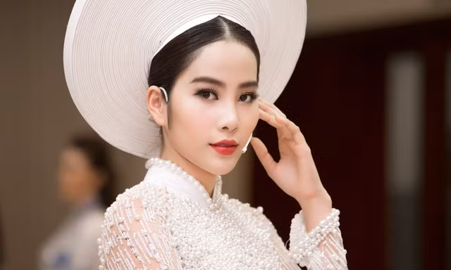 Nam Em đẹp rạng ngời với áo dài trắng tinh khôi