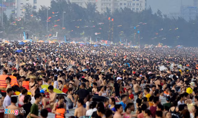 Khổ sở tắm biển tại bãi biển Sầm Sơn (Thanh Hoá). 