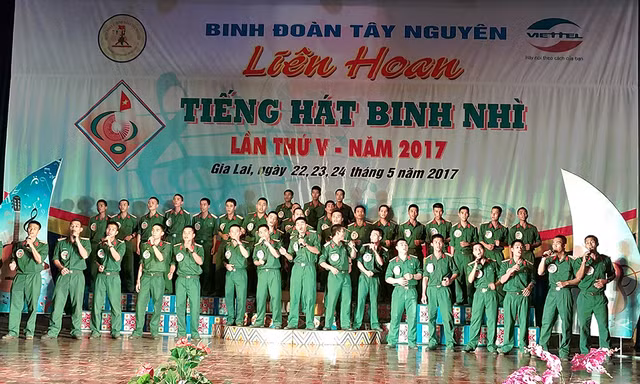 39 chiến sĩ mới chào mừng liên hoan với bài hát Yêu sao đời lính của Thượng tá Chế Biên Cương, Cục Tuyên huấn, Bộ Quốc phòng.